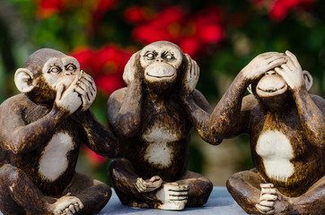 Estatuas de macacos representando não sei, não vi e não ouvi.
