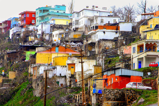 houses in city, renkli evler