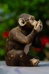 Estatuas de macacos representando o seguinte: não sei, não vi e não ouvi.