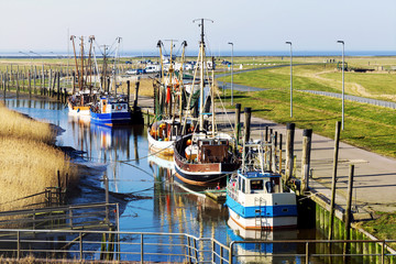 Krabbenkutter im Kutterhafen von Spieka-Neufeld an der Nordseeküste in Norddeutschland