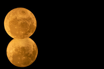 Obraz premium close up on moon lamp and reflection