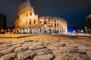 Fototapeta premium Rzym, Włochy. Koloseum, znany również jako Amfiteatr Flawiusza w nocy