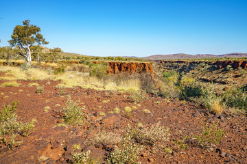 hiking the rim of dales gorge in karijini national park, western australia 12