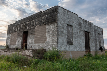 Fototapeta na wymiar Abandoned Potato Barn - Upstate New York 