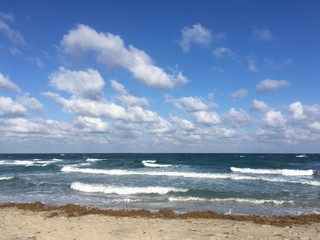 Fototapeta na wymiar beautiful ocean and clouds in sunny Florida