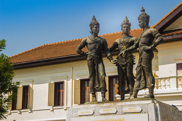 Obraz premium Three Kings Monument, the statues of King Mengrai, the founder of Chiang Mai and his two friends, King Ramkamhaeng of Sukothai and King Ngam Muang of Payao. The sculpture is a symbol of Chiang Mai.
