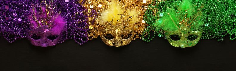 Purple, Gold, and Green Mardi Gras beads and masks background - obrazy, fototapety, plakaty