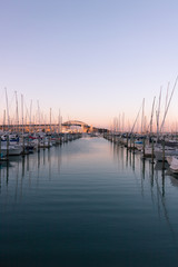 Fototapeta premium Most Zachód słońca łodzie wodne