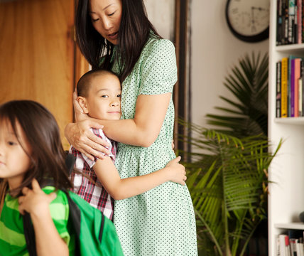 Mother with children (4-5, 6-7) in living room 