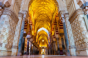 Intérieur de la mosquée cathédrale à Cordoue en Andalousie, Espagne