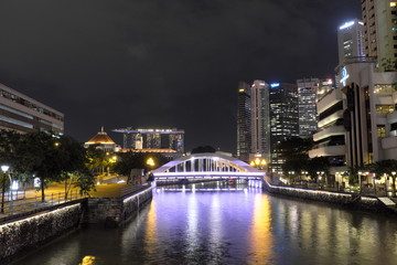 Fototapeta na wymiar シンガポール川に架かる橋