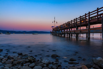 Obraz premium Scenic view onto Lake Tahoe at sunset by an old wooden pier in Carnelian Bay, Califronia USA
