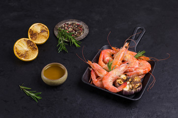 Fried unpeeled large shrimp