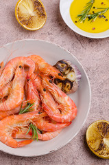Fried unpeeled large shrimp