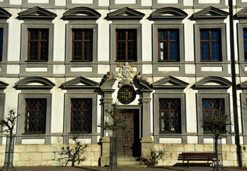 historische fassade mit fenstern eines alten klosters