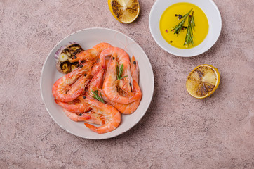 Fried unpeeled large shrimp