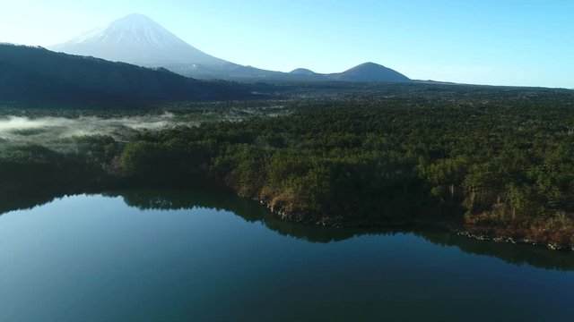 富士山と青木ヶ原樹海を西湖上空から空撮