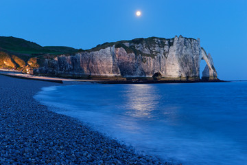 Fototapeta premium Mond über dem Porte d'Aval, Etretat, Normandie, Frankreich