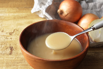熱々の湯気の上がった玉ねぎのポタージュのスープ