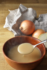 熱々の湯気の上がった玉ねぎのポタージュのスープ