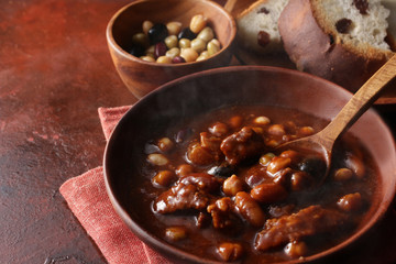 ほんわか湯気の上がるトロトロに煮込んだ牛と豆のデミグラスソースシチュー