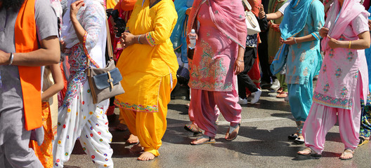 Fototapeta na wymiar many sikh women in parade