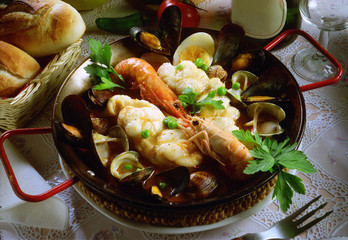 Paella con una zarzuela de rape con mariscos, cigalas, langostinos, mejillones y almejas.