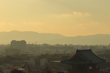 Obraz na płótnie Canvas 金戒光明寺の山門の屋根と向こうに見える京都の街並みです