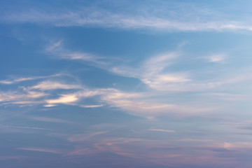 Obraz premium Background of sky with clouds of the golden hour.