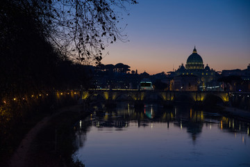 Obraz premium view from the tiber river of St. Peter's Basilica at sunset, Vatican, Rome, Italy
