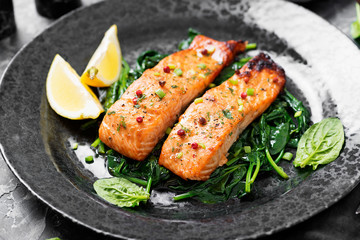Salmon fillet with spinach .