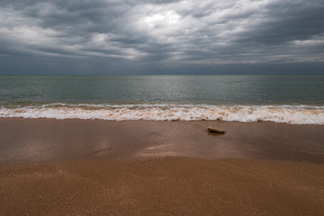 Fototapeta na wymiar Sea coast in cloudy weather