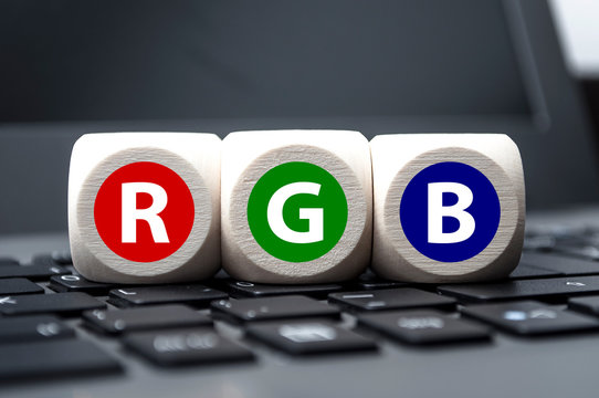 W&uuml;rfel auf Tastatur mit RGB Monitorfarben