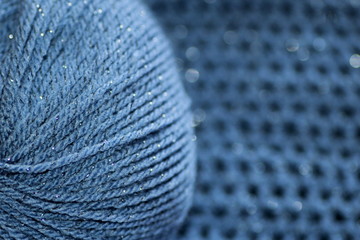 Pelote de laine bleue