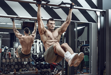 guy bodybuilder do chin-ups