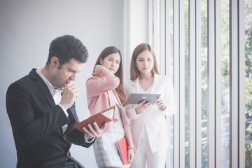 The businessman is prepared before the meeting, the concept to review the idea.