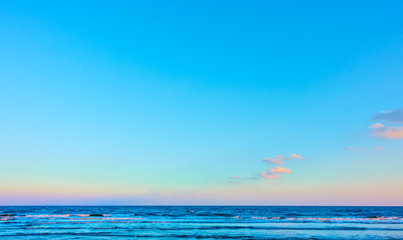 Obraz premium Sea and almost clear blue sky in the evening