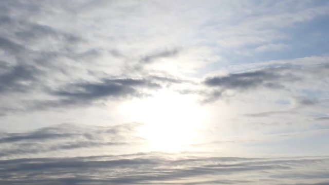 雲の間から太陽がキラキラと輝き、空の色が変化していきます、タイムラプス動画