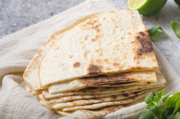 Spicy curry with homemade tortilla and garlic dip