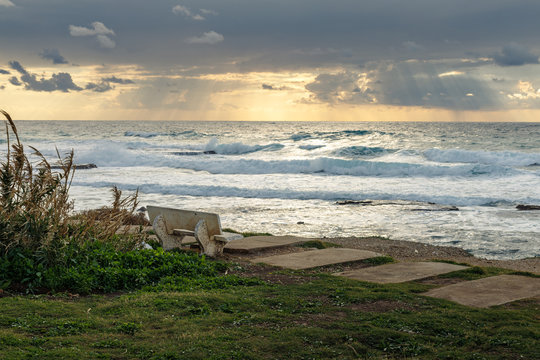 Banc face &agrave; la m&eacute;diterran&eacute;e le long d'un chemin sous un ciel nuageux, tyr, liban