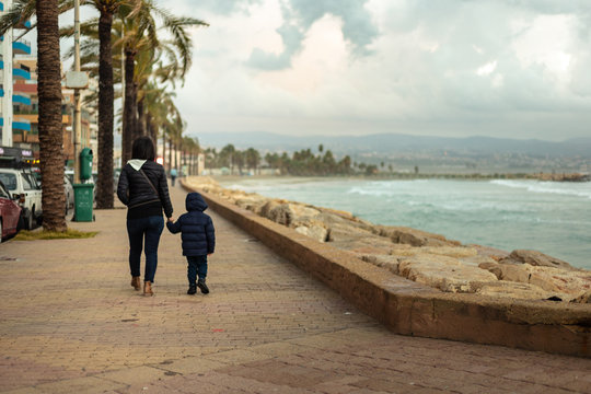M&egrave;re et fils se balladant le long de la mer, corniche de tyr, liban