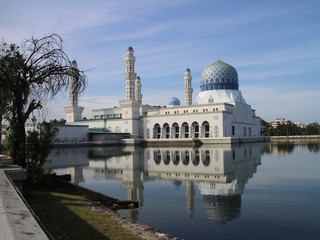 Fototapeta na wymiar Kinabalu Blue Mosque