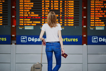 Young woman in international airport - obrazy, fototapety, plakaty