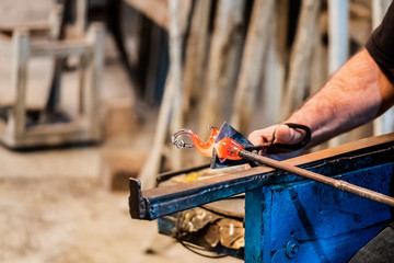 Artisan souffleur de verre en train de travailler