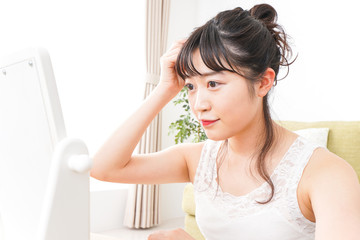 スキンケアをする若い女性