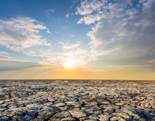 Obraz premium saline dry land in a crack at the sunset