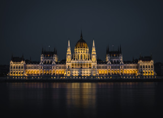Fototapeta premium Hungarian Parliament in Budapest Night