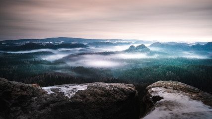 Fototapeta na wymiar sächsische Schweiz im Nebel