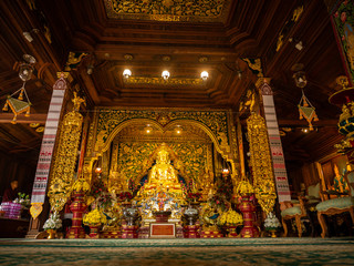 Obraz premium Golden Buddha Statue Sitting