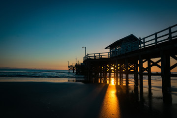 Muelle al amanecer